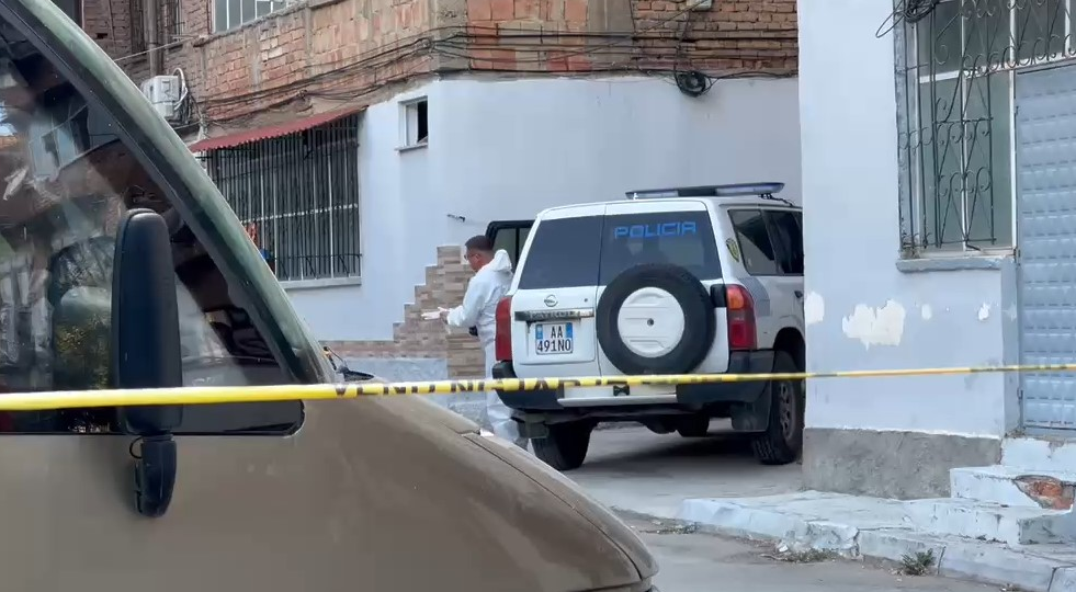 U vra me kallashnikov  identifikohet viktima në Korçë  I riu pjesë e Forcave të Armatosura  tentoi t i shpëtonte autorit