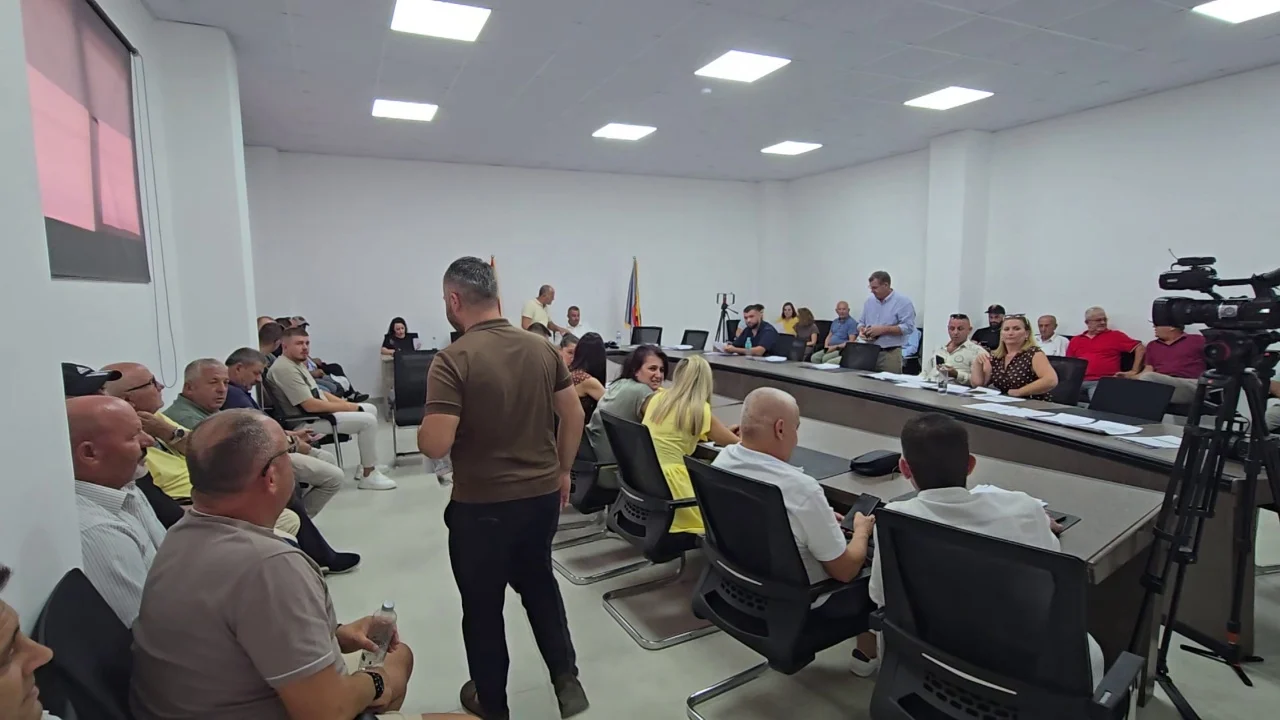 Selenica nuk pranon shkrirjen  këshilltarët e majtë dhe të djathtë kundërshtojnë projektin për bashkimin me Vlorën