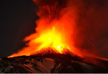 Kaos në Siçili nga shpërthimet e Etna-s/ Aeroporti i Katanias mbyllet, hiri arrin deri në Maltë dhe Libi