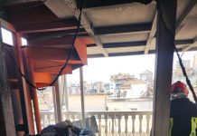 Flakët përfshijnë katin e pestë të një pallati në Sarandë, ndërhyjnë zjarrfikësit