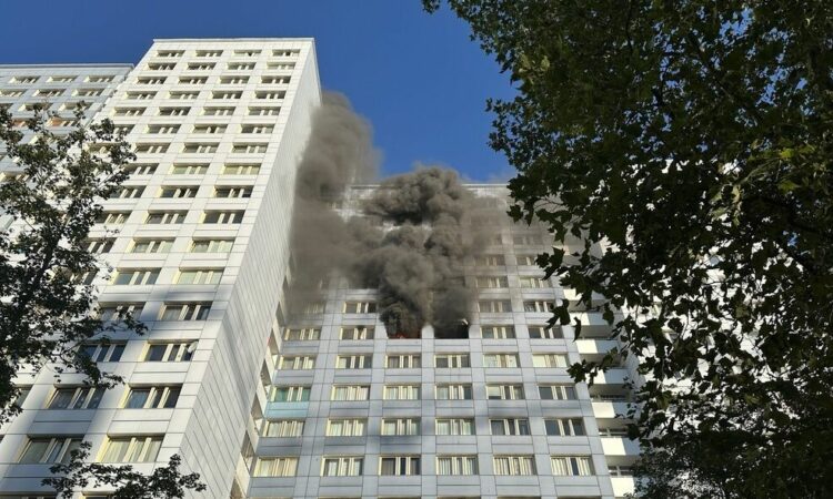 Zjarri përfshin një apartament në katin e 11 të ndërtesës në Berlin  të paktën pesë të lënduar