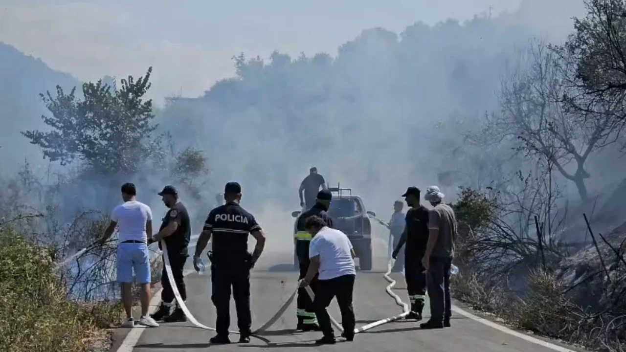 Zjarr i madh në fshatin Kash të Ballshit  digjen dy banesa  rrezikohen edhe të tjera