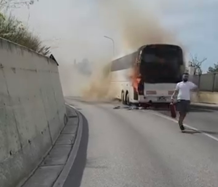 Autobusi përfshihet nga flakët  shpërthime të fuqishme dhe zjarr në Berat
