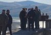 Ngordhja masive e peshqve në rezervuarin e Lushnjës/ Nis pastrimi i zonës, ushtria dhe bashkia angazhohen për largimin e tonelatave të gjallesave
