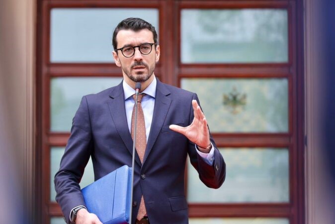Ministri Enea Karakaçi  Elektrifikimi Tiranë Durrës Rinas përfundon në 2027