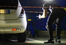 Tmerr në një pikë karburanti në Itali, 26-vjeçari sulmon gruan me kaçavidë dhe përplas me makinë dy persona