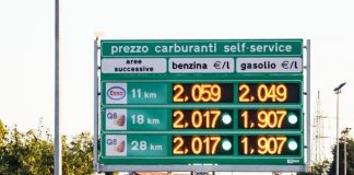 Italia frenon çmimet e karburanteve, vendos tavanin për naftën dhe benzinën