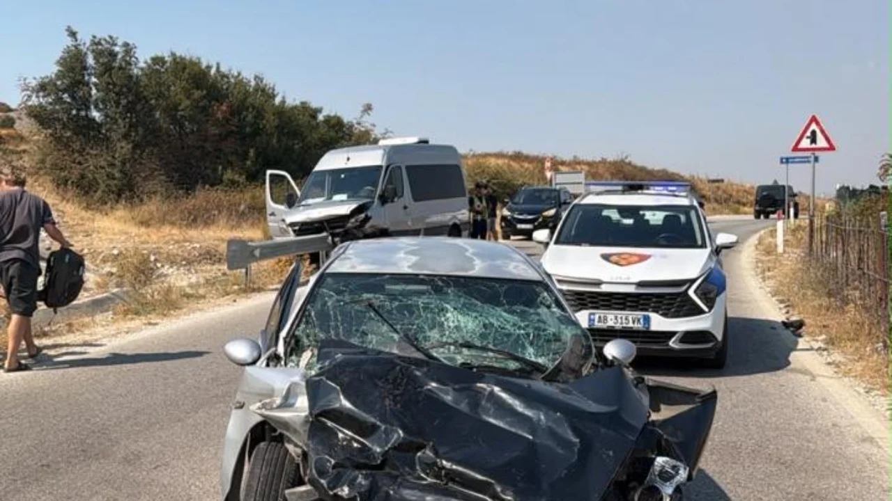 Aksident në Selenicë  përplasen automjeti dhe furgoni  6 persona të lënduar