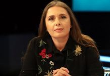 Gjykatës i mungojnë rampat, i moshuari me karrocë mezi hyn në GJKKO! Anila Hoxha: Strategët ishin të zënë me rregulloren që kufizon gazetarët
