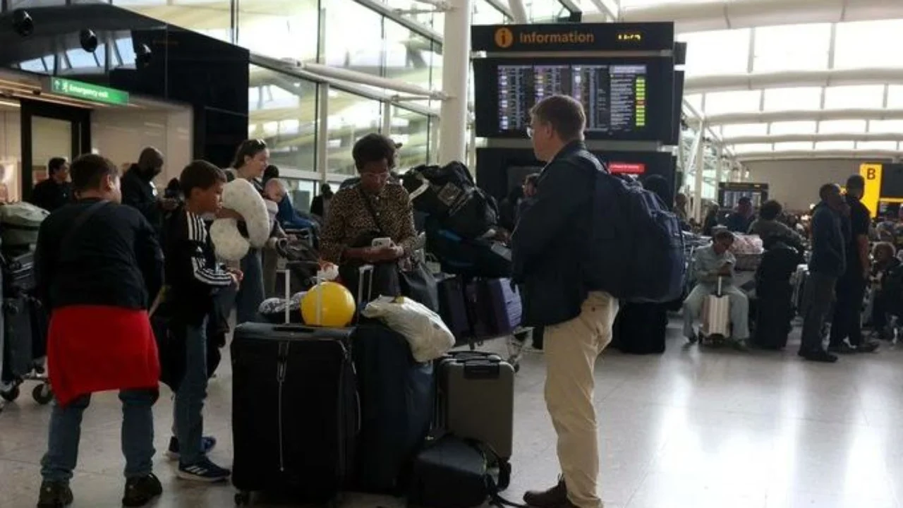 Kaosi në aeroportet britanike  Anulohen rreth 200 fluturime  shkak një problem teknik në sistemin e kontrollit të trafikut ajror