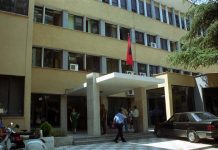 Akuzohet se shisnin drogë pranë shkollave, Gjykata e Tiranës lë në burg 31 të dyshuarit, 14 të tjerë ende në kërkim