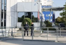 Qeveria e Kosovës merr masa, rrethohet me gardh metalik. Policia në gadishmëri