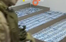 Në zyrën e zyrtarit ukrainas kapen më shumë se 140 dollarë cash