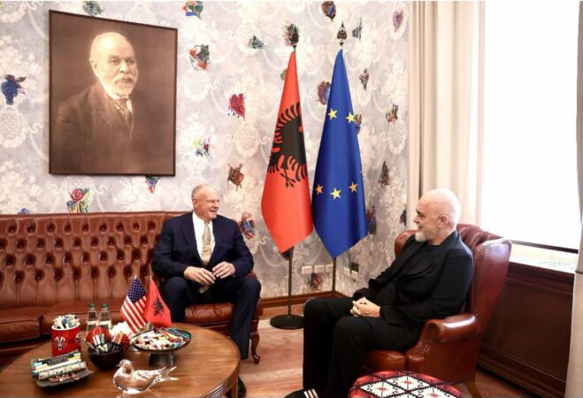  Welcome   Në zyrë me ambasadorin e ri të SHBA ve  Rama nxjerr foto nga takimi me Eric Wendt
