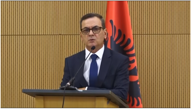 Ngërçi me pagat e magjistratëve  KLGJ mbledhje të jashtëzakonshme  Sokol Sadushi  Jo vetëm mosmarrëveshje financiare  preken raportet kushtetuese mes pushteteve