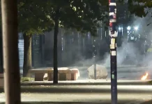 Vijojnë tensionet, hidhet molotov në Kuvend dhe në selinë e PS-së