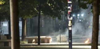 Vijojnë tensionet, hidhet molotov në Kuvend dhe në selinë e PS-së