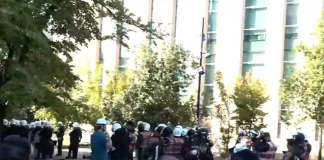 Sulmi ndaj selisë së PS-së, furgoni i Policisë qëndron në pjesën e pasme të godinës