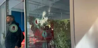 Protestuesit hedhin gurë drejt selisë së PS-së, policia ndërhyn me gaz lotsjellës