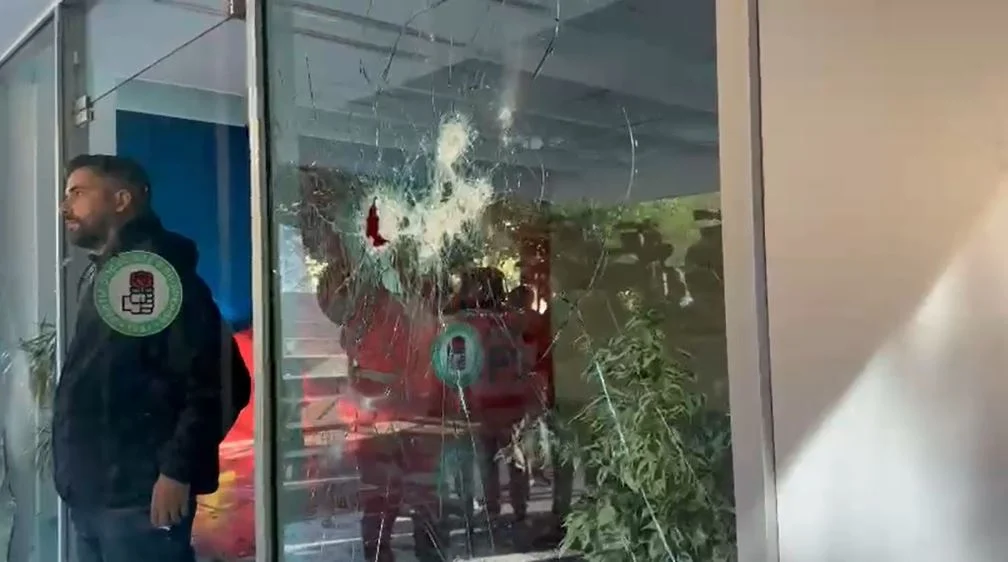 Protestuesit hedhin gurë drejt selisë së PS së  policia ndërhyn me gaz lotsjellës