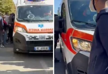 Ambulanca mbërrin për të marrë gazetaren e lënduar nga gurët, protestuesit mosbesues, hapin dyert për të kontrolluar nëse ka gaz lotsjellës