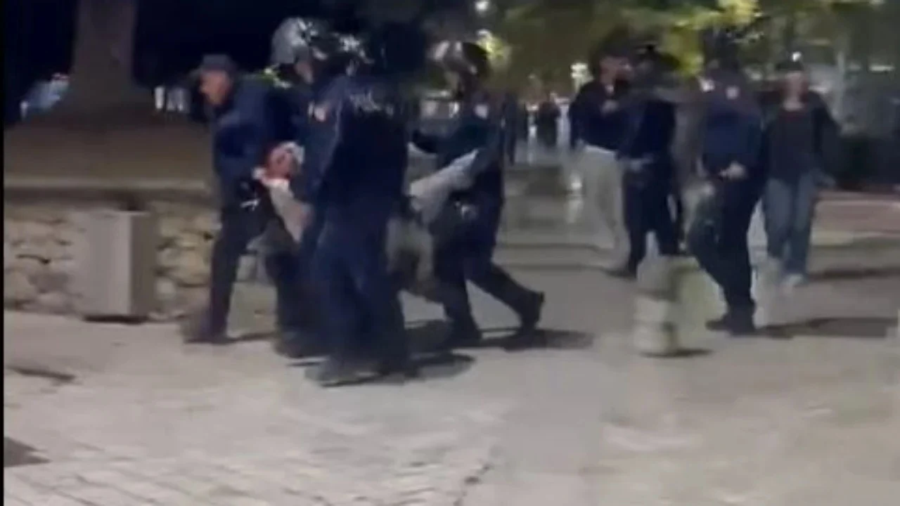 Iu thye këmba gjatë protestës  19 vjeçari i nënshtrohet me sukses ndërhyrjes kirurgjikale