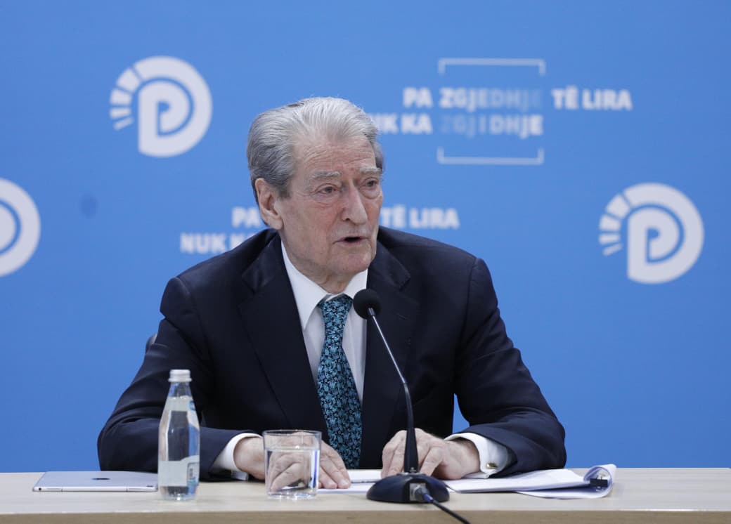 Berisha ndryshon kurs për 8 tetorin  Nga  protesta më e fuqishme  te bashkimi pa flamuj me  Flamingot 