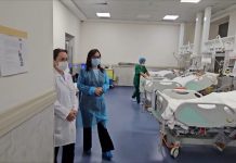 Ministrja e Shëndetësisë dhe Mirëqenies Sociale Klodiana Spahiu viziton të lënduarit gjatë protestës së sotme, të cilët po marrin trajtim në Spitalin Universitar të Traumës
