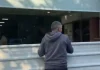 Protestat e dhunshme në ditën e 7-të, bizneset në Tiranë forcojnë masat e sigurisë, vendosin mbrojtëse hekuri në dritare