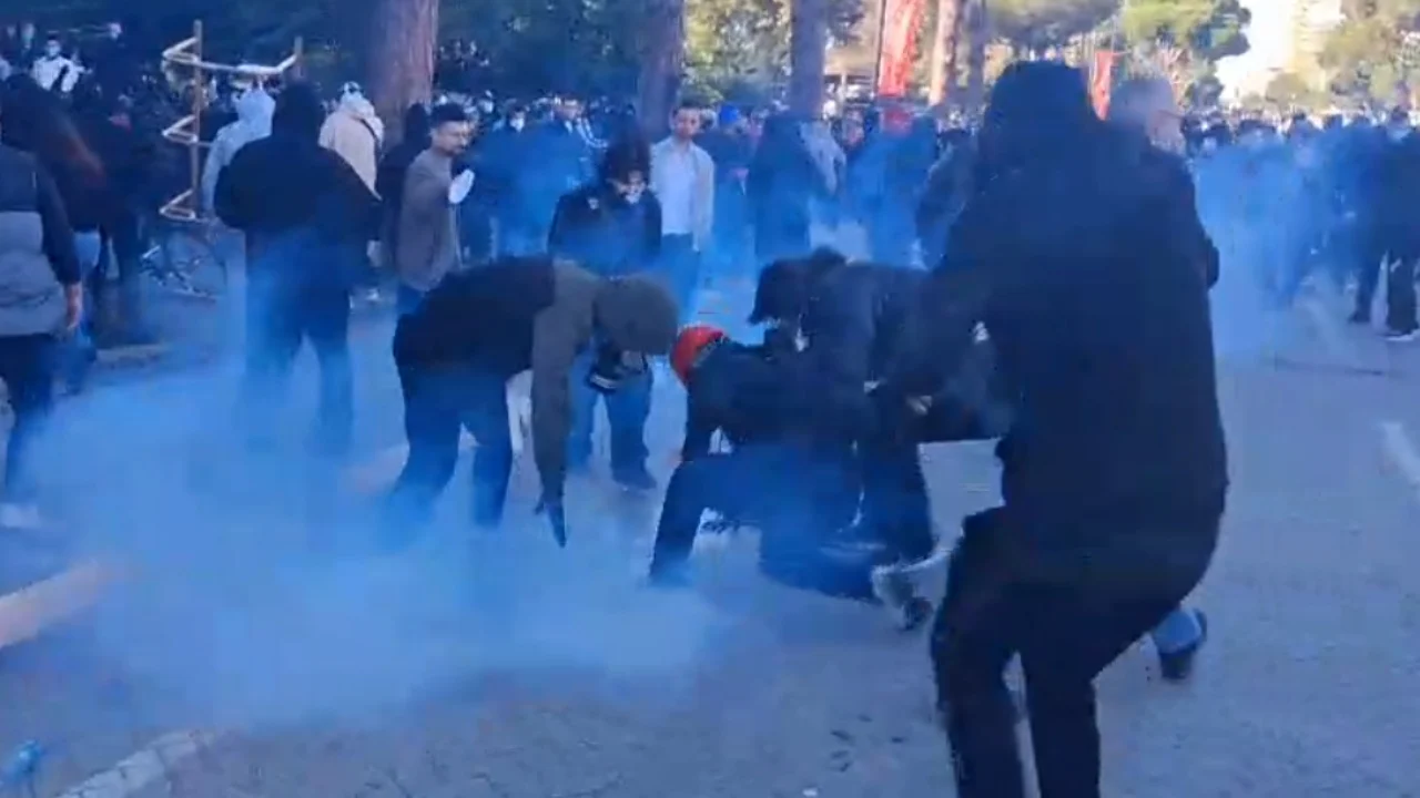 Pas gazit lotsjellës dhe ujit me presion  policia futet mes turmës dhe nis shoqërimet me forcë të protestuesve
