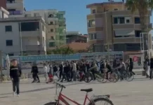 Protestuesit në Durrës janë vënë sërish në lëvizje, hedhin kapsolla në qendër të qytetit