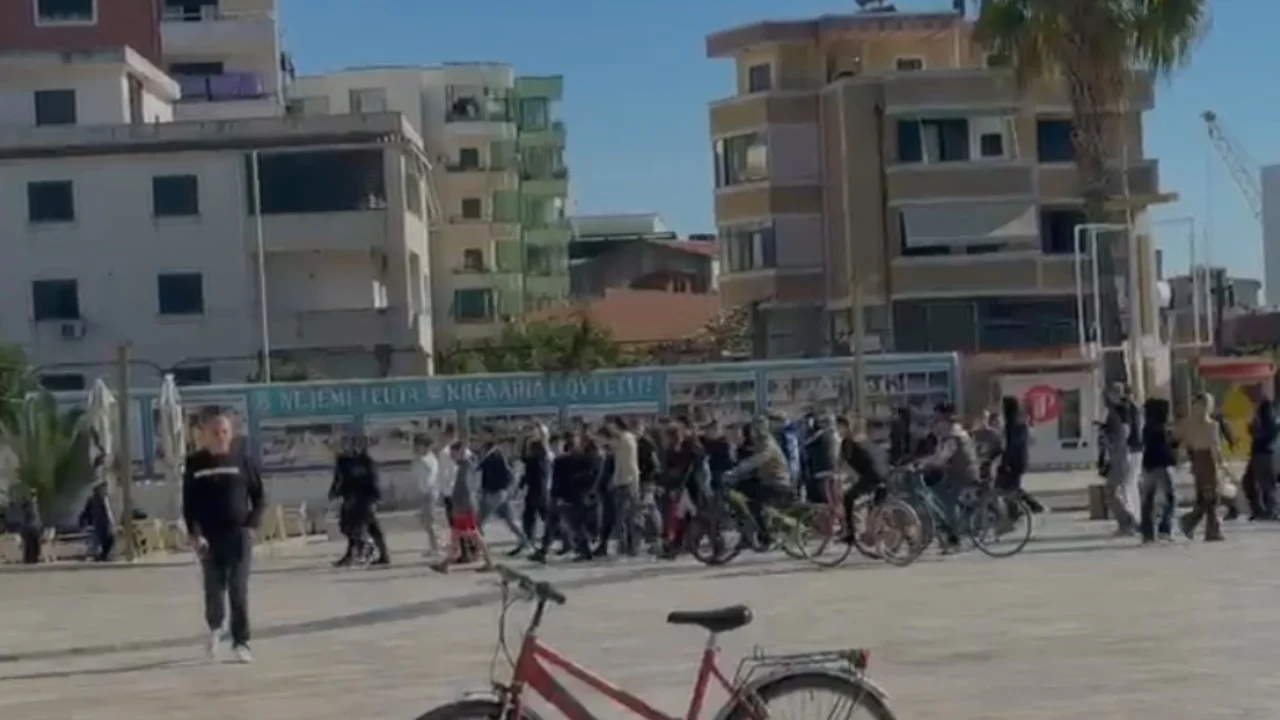 Protestuesit në Durrës janë vënë sërish në lëvizje  hedhin kapsolla në qendër të qytetit