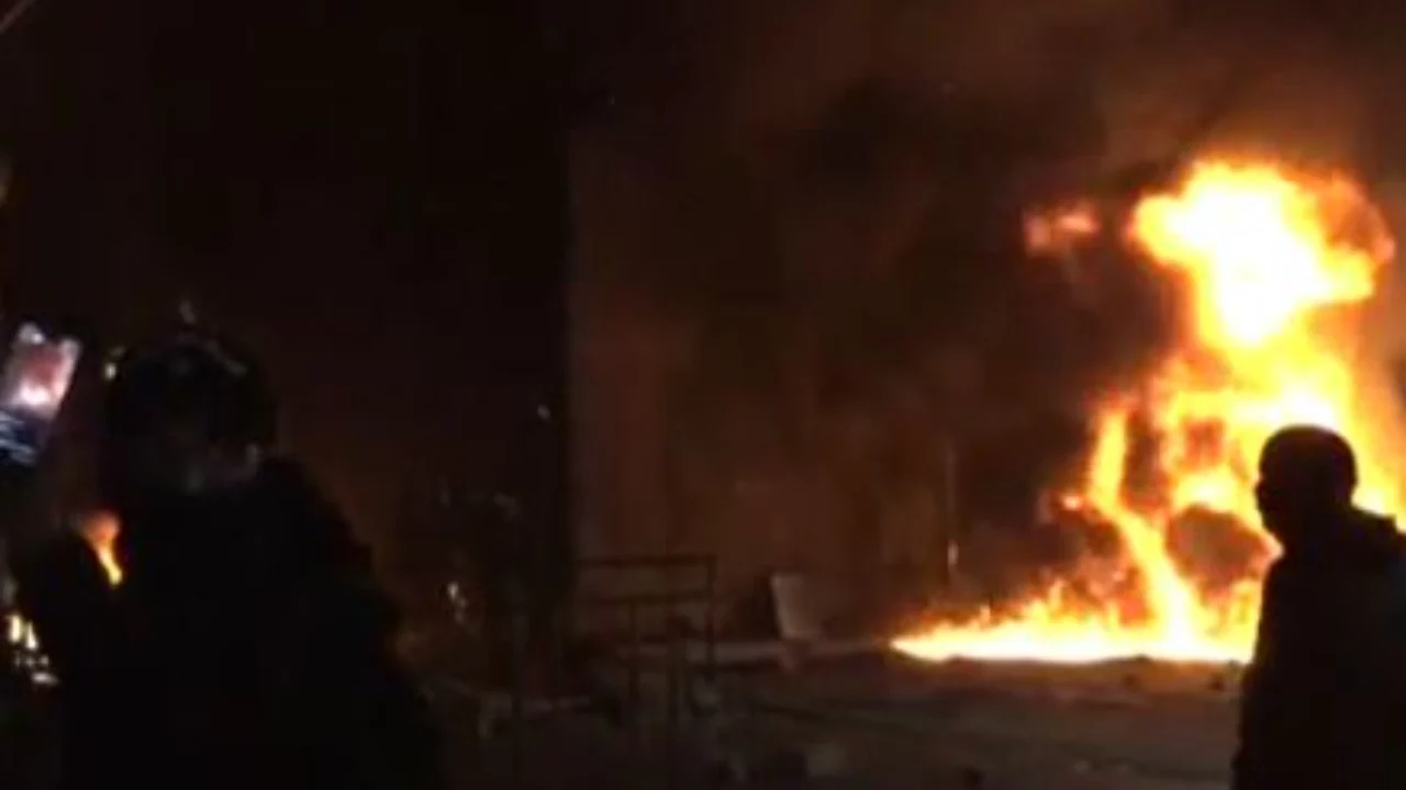 Një pjesë e protestuesve zhvendoset te Zogu i Zi  i vënë flakën bizneseve  thyejnë çdo gjë që gjejnë përpara