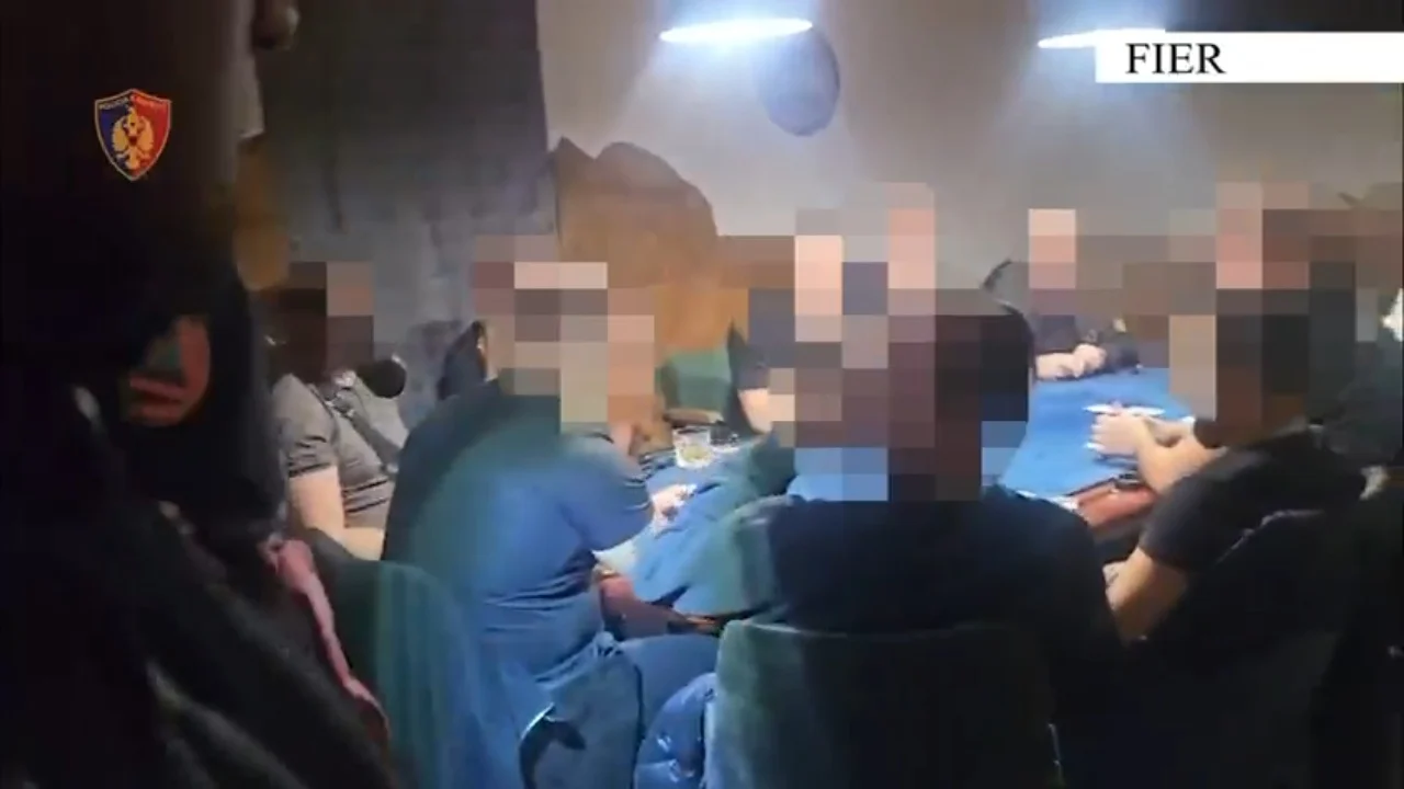Lokal i kthyer në  kazino  në Fier  policia sekuestron 8 mijë euro dhe pajisjet e pokerit  Në pranga administratorja e lokalit dhe organizatori