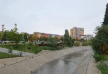 Reshjet dhe shkarkesat elektrike shkaktojnë defekte në rrjet, ndërpritet energjia në dhjetëra fshatra të Fierit dhe Mallakastrës