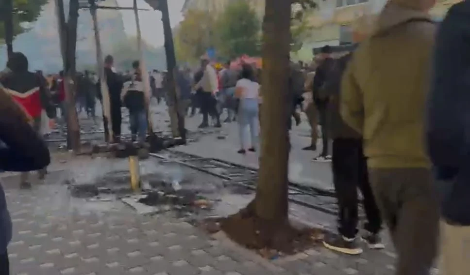 Sërish tensione në protestë  tubuesit përplasen fizikisht me efektivët  policia i largon me gazlotsjellës