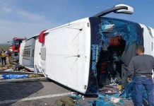 Aksident tragjik në Turqi/ Autobusi përplaset me kamionin, të paktën 11 të vdekur dhe 27 të plagosur