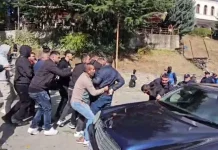 Dibra i bashkohet protestave/ Goditet makina e policisë, shoqërohen me forcë disa të rinj