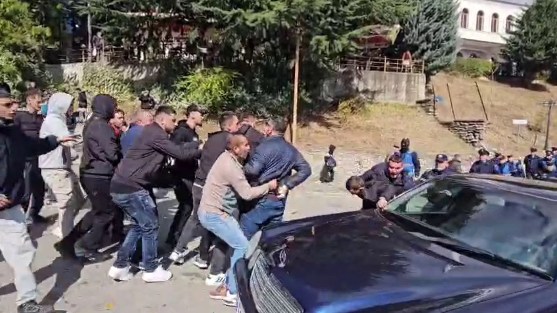 Dibra i bashkohet protestave  Goditet makina e policisë  shoqërohen me forcë disa të rinj