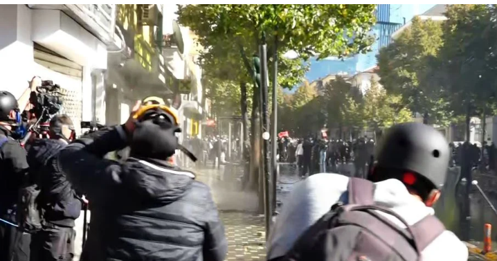  Fushëbetejë  te Ministria e Arsimit  Përplasje të forta  protestuesit me gurë  policia me ujë dhe gaz lotsjellës