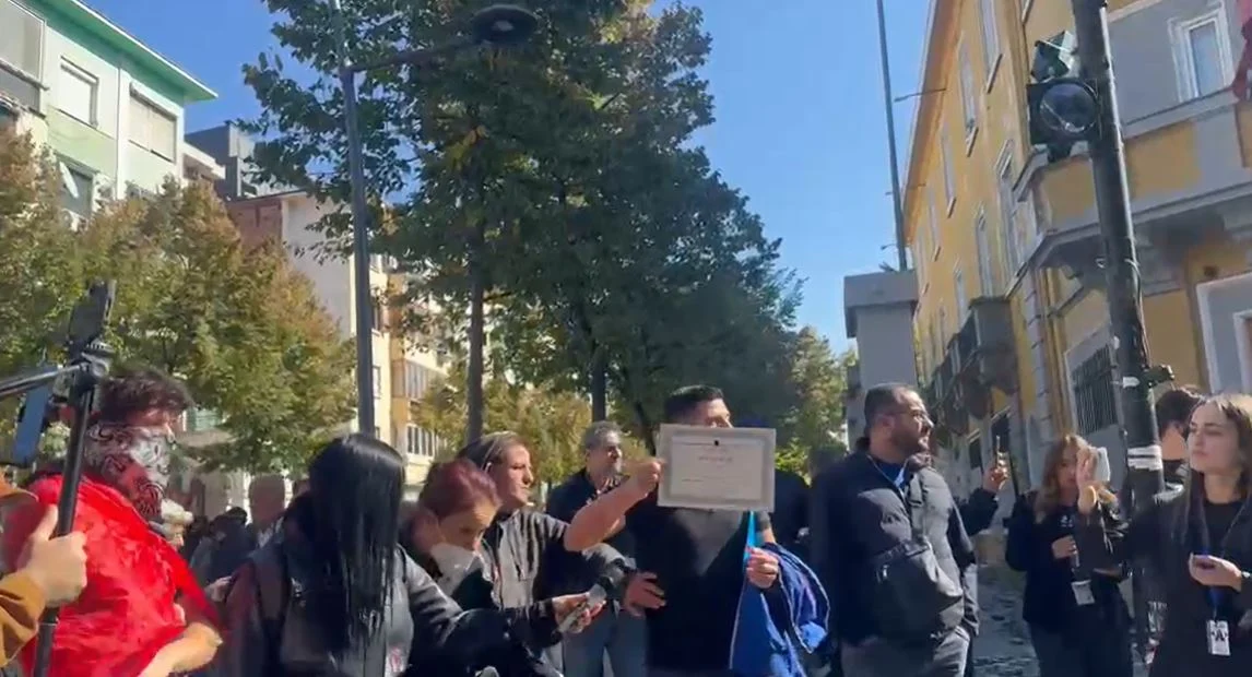 Nis protesta para Ministrisë së Arsimit  i riu gris në shenjë revolte certifikatën si fitues i Olimpiadës së Historisë