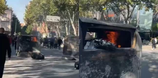 Shpërndahen në grupe protestuesit, të rinjtë i vënë flakën koshave në mes të rrugës