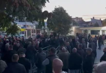Protesta për Dhomat e Specializuara, qytetarët bllokojnë të gjitha hyrjet e Kuvendit
