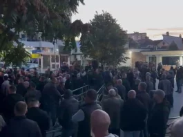 Protesta për Dhomat e Specializuara, qytetarët bllokojnë të gjitha hyrjet e Kuvendit