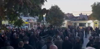 Protesta për Dhomat e Specializuara, qytetarët bllokojnë të gjitha hyrjet e Kuvendit
