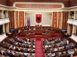Kuvendi mblidhet për herë të parë pas protestave të dhunshme, në rend interpelanca me ministrin e Brendshëm. Zbardhet rendi i ditës