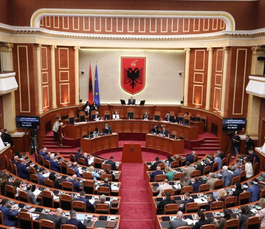 Kuvendi mblidhet për herë të parë pas protestave të dhunshme, në rend interpelanca me ministrin e Brendshëm. Zbardhet rendi i ditës