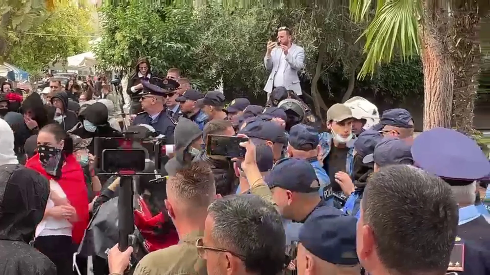 Tensione në Vlorë  të rinjtë përballen me policinë para selisë së PS së  hedhin vezë drejt efektivëve