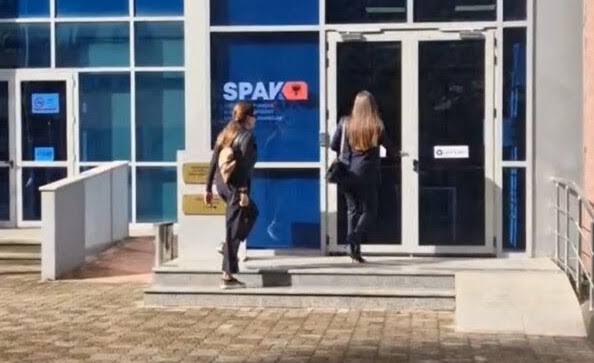 Afera e AKSHI t  Mirlinda Karçanaj mbërrin në SPAK