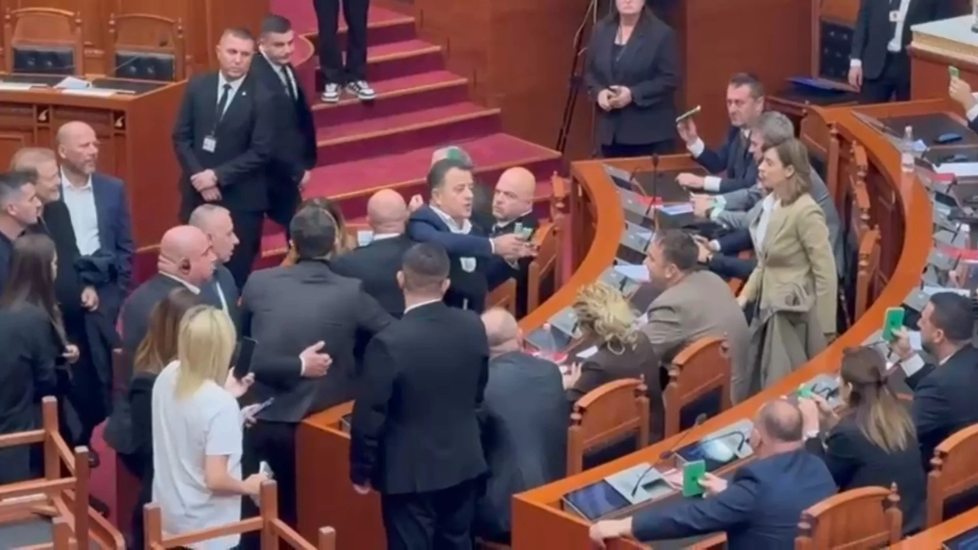 Kalimi direkt në votim  opozitai grabit kartonët deputetëve të mazhorancës